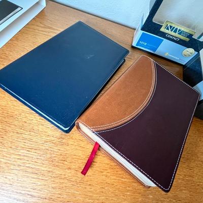 Lot 127 Bibles, NIV