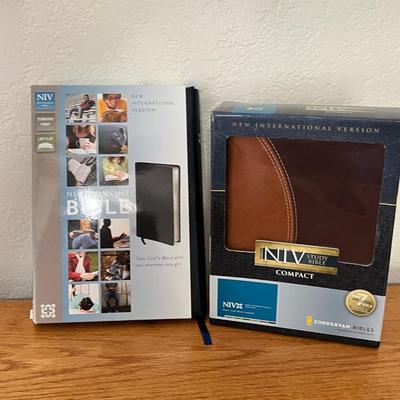 Lot 127 Bibles, NIV