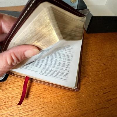 Lot 127 Bibles, NIV