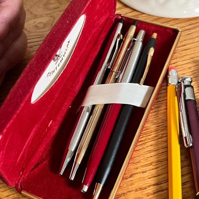 Lot 128 Mug w/ pens
