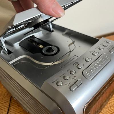 Lot 146 CD Alarm Clock
