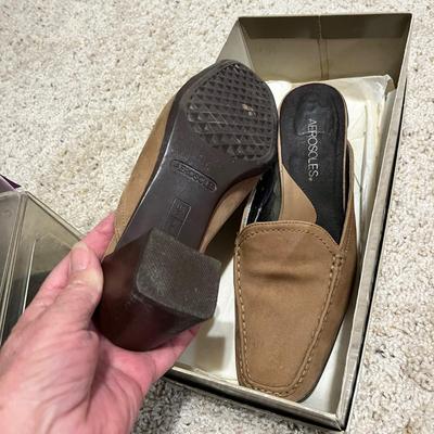 Lot 165 Women's shoes, mostly new!