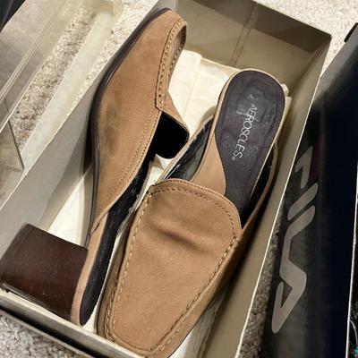 Lot 165 Women's shoes, mostly new!