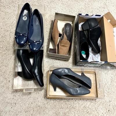 Lot 165 Women's shoes, mostly new!