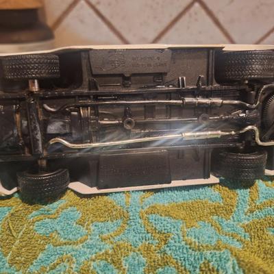 1/24 scale Chevy Surburban- crack in windshield