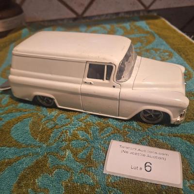 1/24 scale Chevy Surburban- crack in windshield