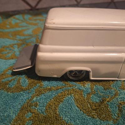 1/24 scale Chevy Surburban- crack in windshield