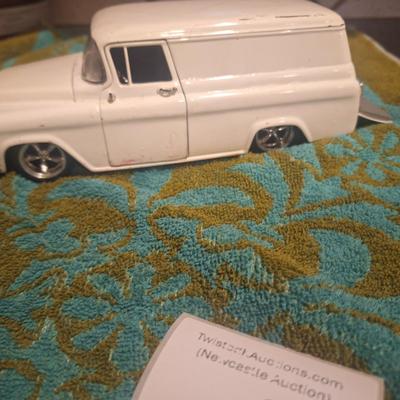 1/24 scale Chevy Surburban- crack in windshield
