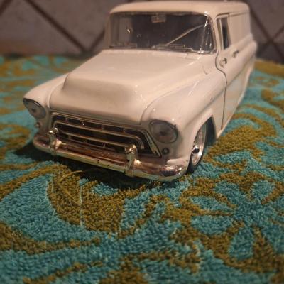 1/24 scale Chevy Surburban- crack in windshield