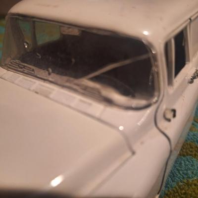 1/24 scale Chevy Surburban- crack in windshield
