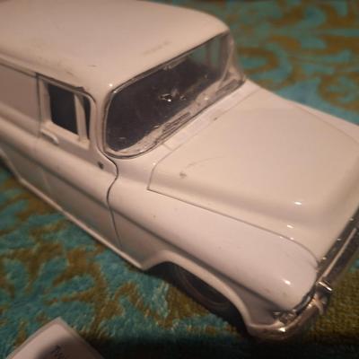 1/24 scale Chevy Surburban- crack in windshield