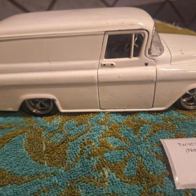 1/24 scale Chevy Surburban- crack in windshield