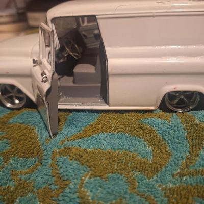 1/24 scale Chevy Surburban- crack in windshield