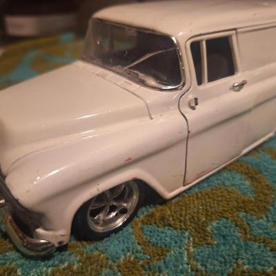 1/24 scale Chevy Surburban- crack in windshield