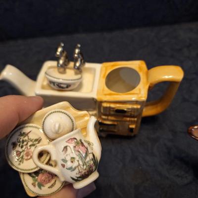 Sale Photo Thumbnail #264: small ceramic teapots
