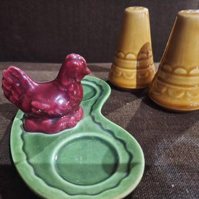 Sale Photo Thumbnail #359: salt and pepper shaker with chicken on tray