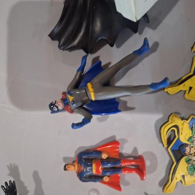 Sale Photo Thumbnail #387: batman auction figures and magnets