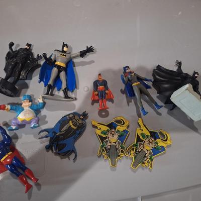 Sale Photo Thumbnail #382: batman auction figures and magnets