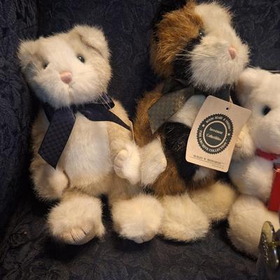 Sale Photo Thumbnail #879: boyds bears cats , two other cats and a bear