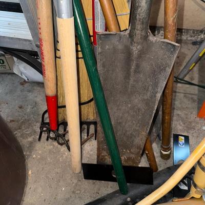 Sale Photo Thumbnail #1279: G51-yard Tools, pizza pan, plus extras