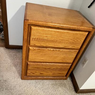 Lot 182 Oak 3 drawer chest