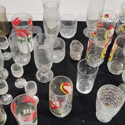 Sale Photo Thumbnail #197: Huge lot of Vintage Alvin and the Chipmunks Glasses 1985 Hardees & McDonald's Walt Disney World 100 Years of Magic plus Vintage Federal Iridescent Thumbprint Tumblers 1960 Rare