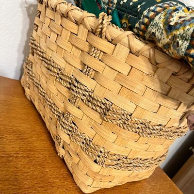 Lot 190 Knitting & Sewing basket