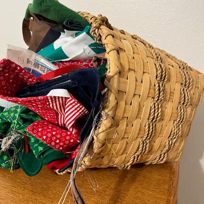 Lot 190 Knitting & Sewing basket