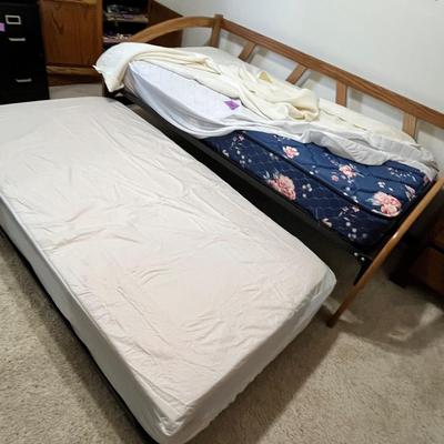Lot 195 Futon Bed w/ Trundle
