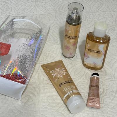 Lot 197 Bath set