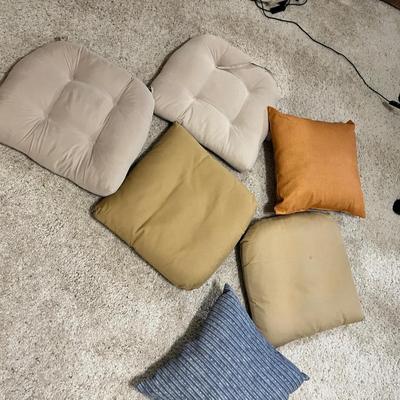 Lot 201 Pillows & seat cushions