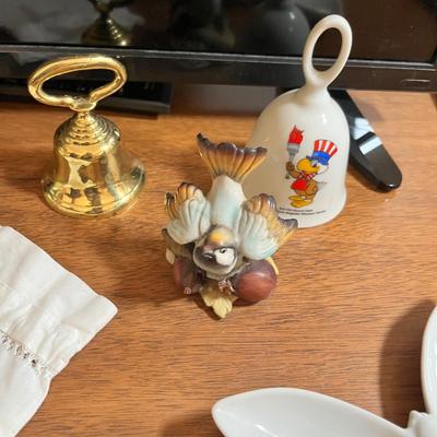 Lot 215 assortment of decor