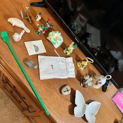 Lot 215 assortment of decor