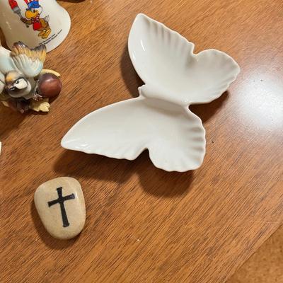 Lot 215 assortment of decor