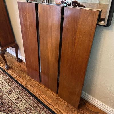DINING ROOM TABLE WITH 2 ARM CHAIRS, 6 SIDE CHAIRS AND 3 TABLE LEAVES