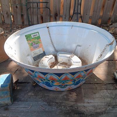 ASSORTMENT OF FLOWER POTS AND CLAY FEET FOR POTS