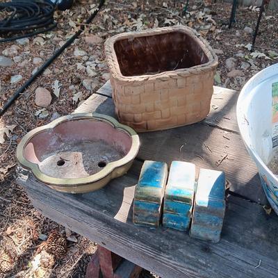 ASSORTMENT OF FLOWER POTS AND CLAY FEET FOR POTS