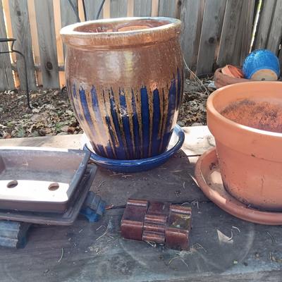 ASSORTMENT OF FLOWER POTS AND CLAY FEET FOR POTS