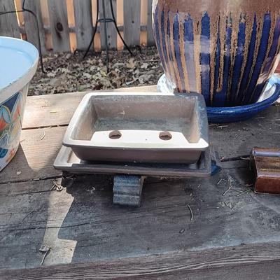 ASSORTMENT OF FLOWER POTS AND CLAY FEET FOR POTS