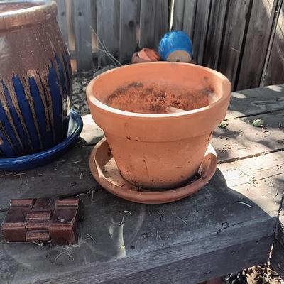 ASSORTMENT OF FLOWER POTS AND CLAY FEET FOR POTS