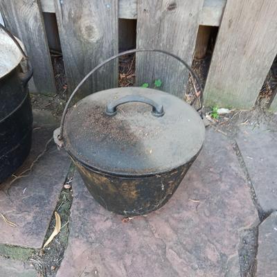 2 CAST IRON CAULDRON AND NO 7 DUTCH OVEN