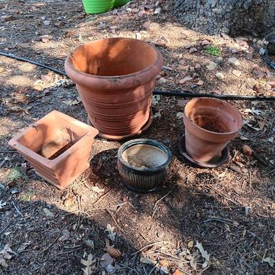 LARGE PLASTIC FLOWER POT AND 3 CLAY POTS