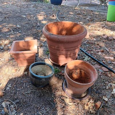 LARGE PLASTIC FLOWER POT AND 3 CLAY POTS