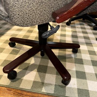 3 PANEL LEATHER TOP DESK WITH 3 DRAWERS PLUS ADJUSTABLE DESK CHAIR