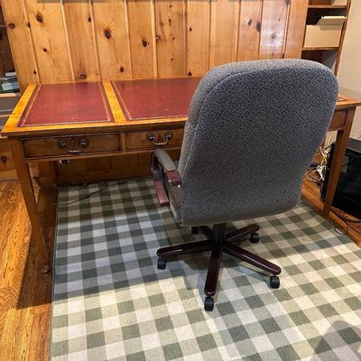 3 PANEL LEATHER TOP DESK WITH 3 DRAWERS PLUS ADJUSTABLE DESK CHAIR