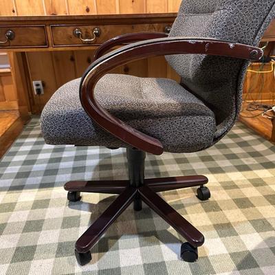 3 PANEL LEATHER TOP DESK WITH 3 DRAWERS PLUS ADJUSTABLE DESK CHAIR
