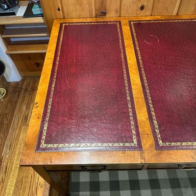 3 PANEL LEATHER TOP DESK WITH 3 DRAWERS PLUS ADJUSTABLE DESK CHAIR