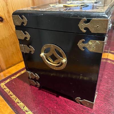VINTAGE ASIAN BLACK LACQUER AND BRASS JEWELRY BOX WITH MOTHER OF PEARL GEISHA GIRLS