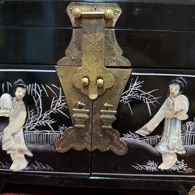 VINTAGE ASIAN BLACK LACQUER AND BRASS JEWELRY BOX WITH MOTHER OF PEARL GEISHA GIRLS