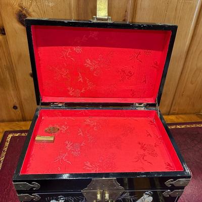 VINTAGE ASIAN BLACK LACQUER AND BRASS JEWELRY BOX WITH MOTHER OF PEARL GEISHA GIRLS